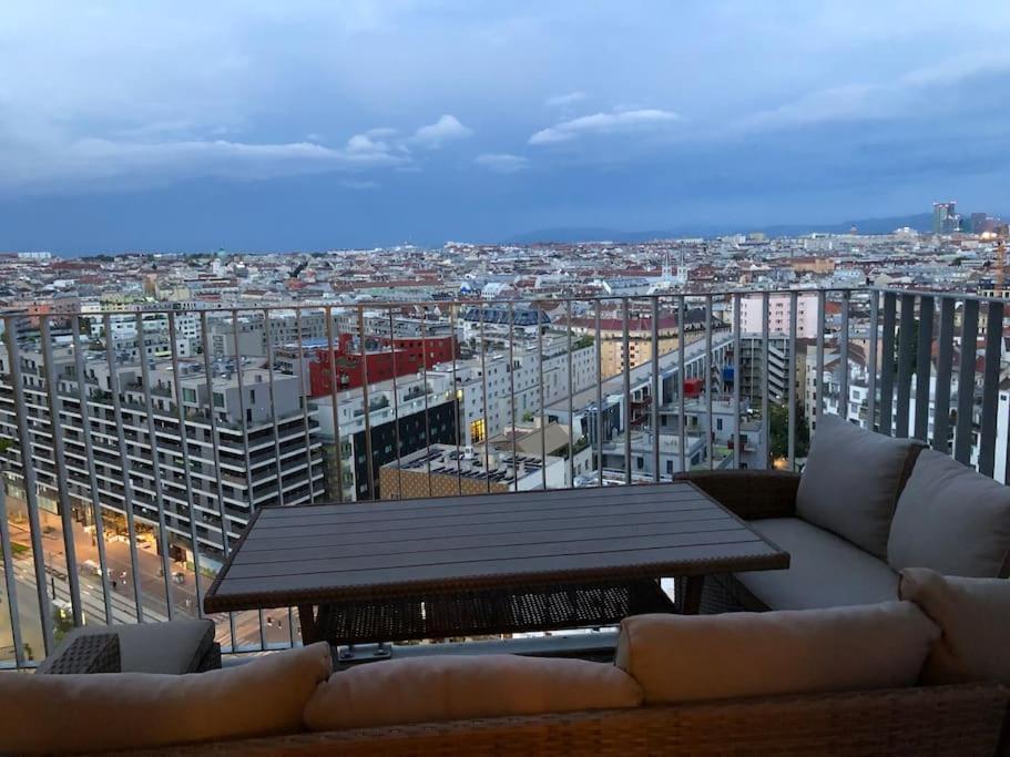 Stunning View Over Vienna In City Center Apartment Exterior photo